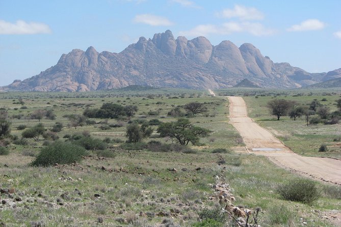 Spitzkoppe - Day Tour to the Spitzkoppe Mountain from Swakopmund - Entering Spitzkoppe and its granite formations