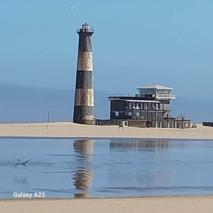 Walvis Bay: Pelican Point Seal and Sandwich Harbour Tour - A quiet lunch above the dunes